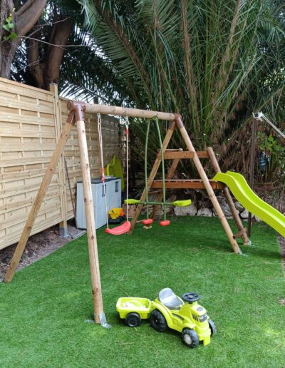 Installation d'une structure de jeux.