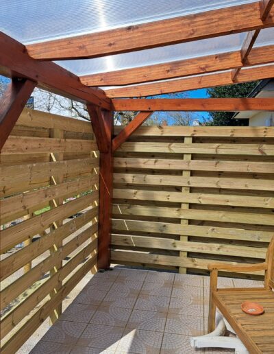 Montage d'une clôture de terrasse.