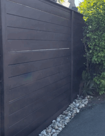 Peinture sur une palissade en bois.