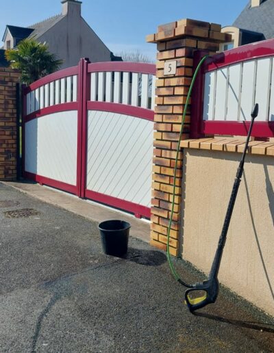 Remise en état d'un muret et d'une clôture.