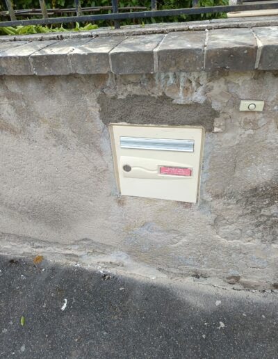 Intégration d'une boîte aux lettres dans un muret.
