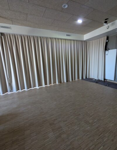 Installation de rails et de rideaux.