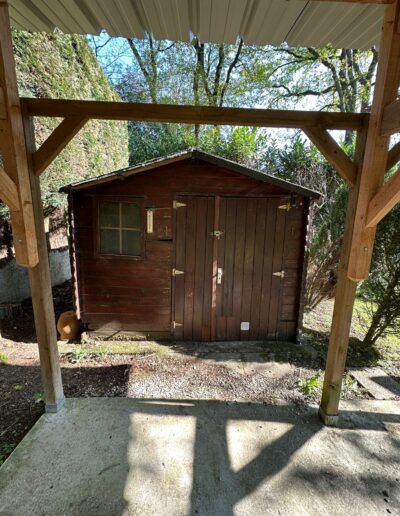 Démontage et évacuation d'un abri de jardin.