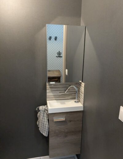 Installation d'un meuble lave-mains.