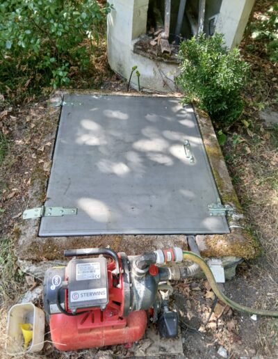 Installation d'une plaque de puits pour sécuriser un point d'eau.