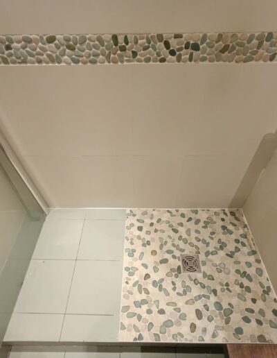 Rénovation de carrelage dans une douche.