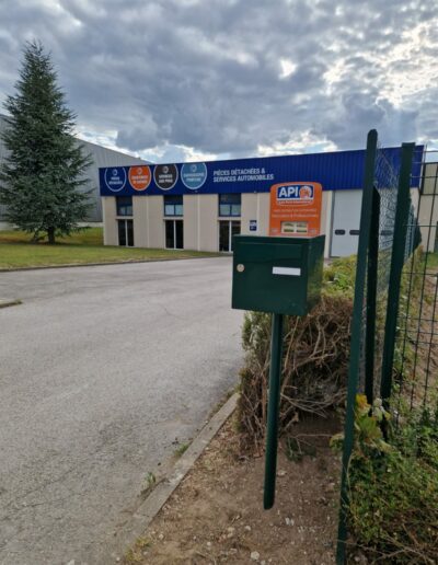 Installation d'une boîte aux lettres.