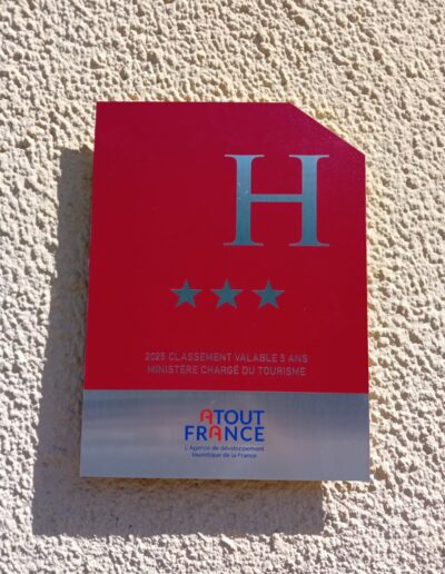 Pose de plaque d'hôtel.
