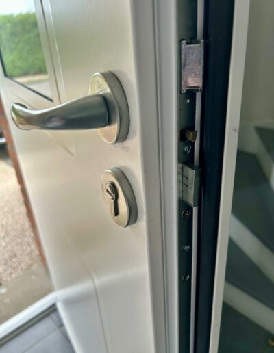 Changement de serrure sur une porte d'entrée d'une habitation.