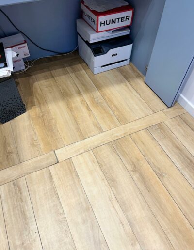 Mise à neuf d'un trou dans un sol en PVC.