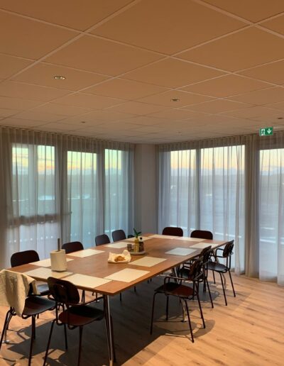 Pose de rideaux dans des bureaux.