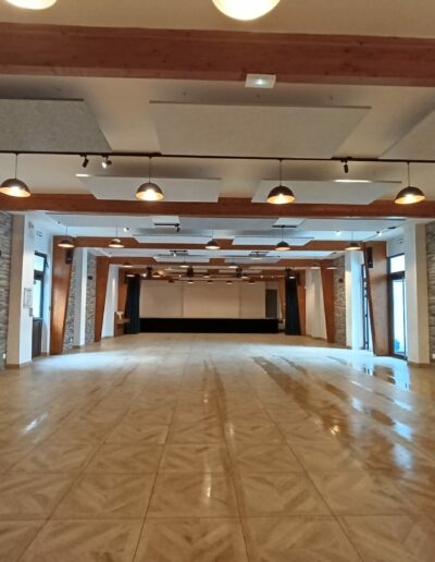 Installation de panneaux acoustiques.