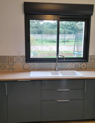 Pose de faïence dans une cuisine.