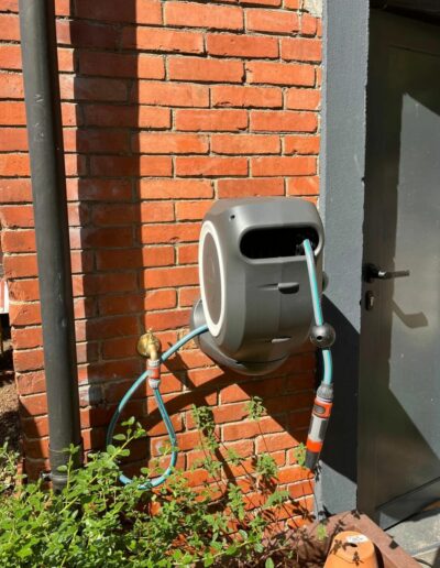 Installation d’un robinet extérieur et d’un dévidoir de tuyau d’arrosage