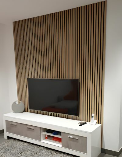Pose de tasseaux de bois décoratifs sur un mur intérieur