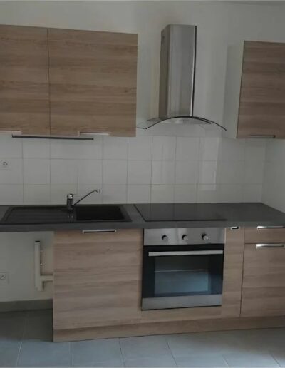 Pose d’une cuisine équipée et installation de l’électroménager dans un appartement